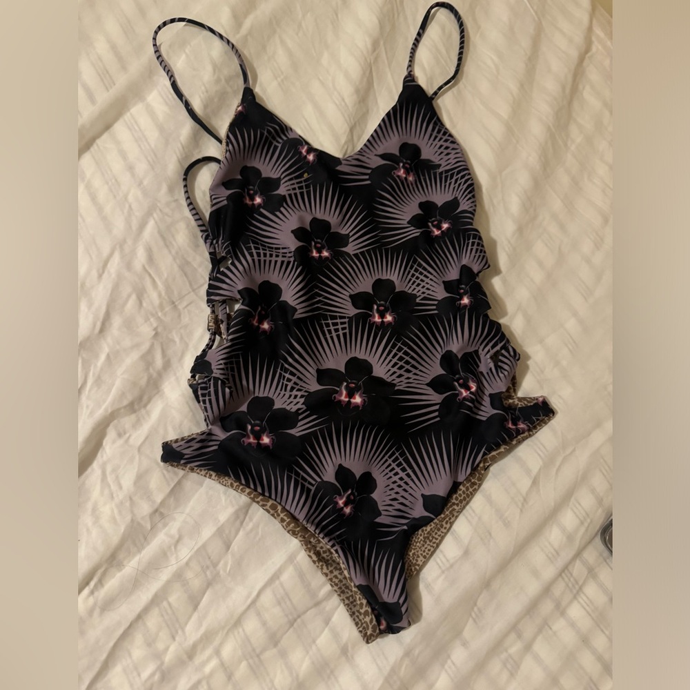 ACACIA Modern Pacific One Piece 
- Good Condition